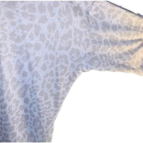 Light Gray Leopard Cheetah Print V-Neck Top Slouchy Oversized Fit Size Medium - Picture 4 of 5